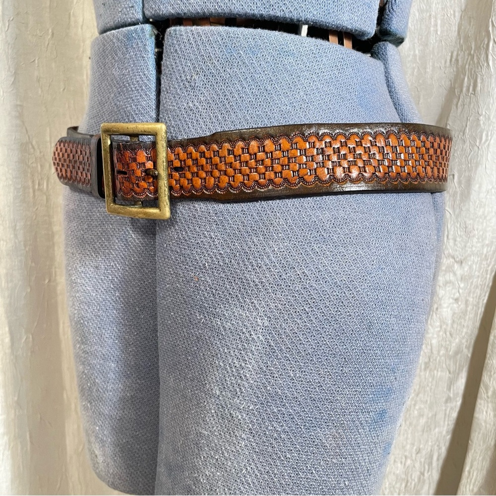 Wide vintage cowhide embossed western belt with brass buckle rugged cowboy - Picture 4 of 12